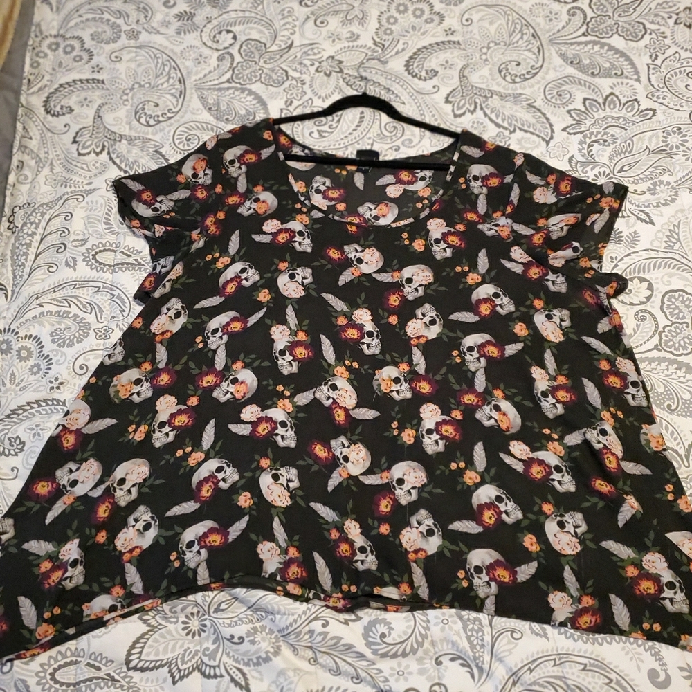 Torrid 4 chiffon floral skull print top.